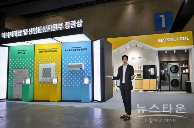 ▲ 삼성전자 모델이 13일부터 15일까지 일산 킨텍스에서 열리는 ‘2021 대한민국 에너지대전’ 전시장에 마련된 삼성전자 부스에서 ‘에너지 대상 및 산업통상자원부 장관상’에 선정된 ‘무풍 시스템에어컨 4Way’를 포함한 비스포크 홈 가전과 친환경 기술·에너지 절감 솔루션을 소개하고 있다.(사진 : 삼성전자)
