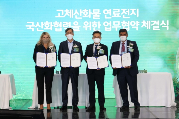한수원이 13일 일산 KINTEX에서 SK에코플랜트, 블룸에너지, 블룸SK퓨얼셀과 '고체산화물 연료전지(SOFC) 국산화 협력 MOU를 체결했다(왼쪽에서 두번째 정재훈 한수원 사장)
