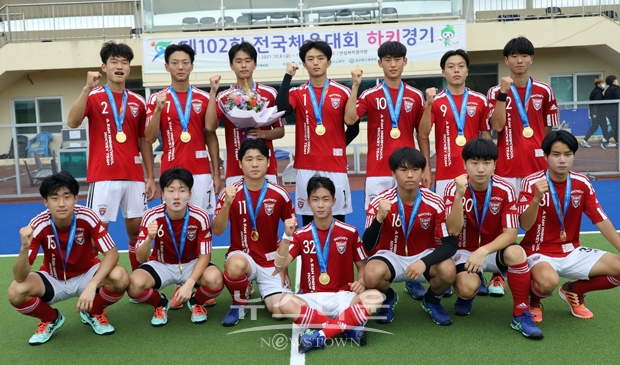 아산고등학교 하키 선수단이 ‘제102회 전국체육대회’ 고등부 결승 경기에서 김해고등학교를 6대 1로 승리하며 우승을 차지, 5연패를 달성했다.