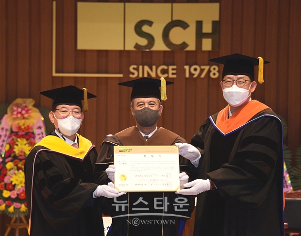 순천향대학교 김승우 총장이 이신근 썬밸리그룹 회장에게 명예경영학박사 학위를 수여했다. 사진) 좌측부터 박두순 순천향대 대학원장, 이신근 썬밸리그룹 회장, 김승우 순천향대 총장