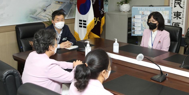 허인환 인천 동구청장이 지난 14일 역사문화해설사들과 간담회를 진행했다. / 사진제공=인천 동구청