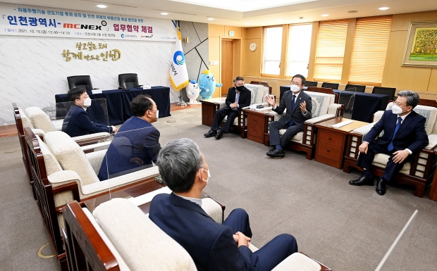 박남춘 인천광역시장이 15일 시청 접견실에서 열린 '인천시-엠씨넥스 투자유치 업무협약식'에서 민동욱 (주)엠씨넥스 대표이사와 환담을 나누고 있다.