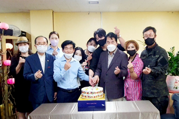 축하 떡케익 절단식 (사진좌 정우진지부장,우 백군기용인시장)