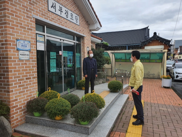 경주시 중부동 행정복지센터는 지난 13일 코로나19 장기화로 인해 심신이 지친 어르신들에게 작은 위로가 되고자 관내 경로당에 꽃을 전달했다