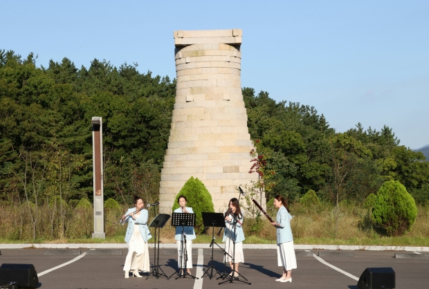 경주시가 지난 14일 화랑마을 전시관 주차장에서 정신건강의 날 기념 ‘드라이브 인 콘서트-희망’을 개최하고 있다