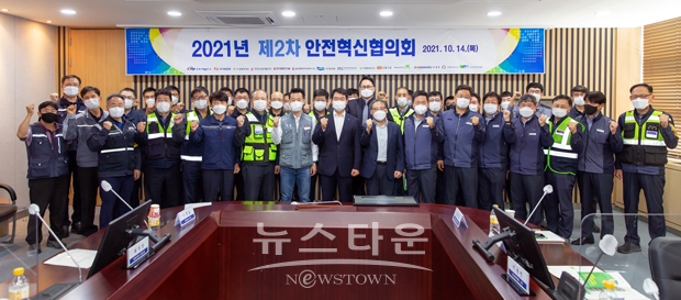 순천향대천안병원이 최근 한국서부발전이 진행한 ‘산업보건의 위촉 대행 운영’ 공모에서 태안발전본부 산업보건 전담기관으로 최종 선정됐다. 2023년 10월까지 다양한 과업을 수행할 순천향대천안병원 환경의학연구소는 지난 14일 첫 일정으로 태안발전본부 안전혁신협의회에 참석해 과업착수보고를 마쳤다.