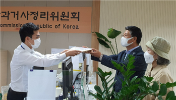 지난 9월 29일, 제3차 진실규명신청서를 접수하는 물망초 신고센터 차동길 센터장과 사단법인 물망초 박선영 이사장. 물망초 제공