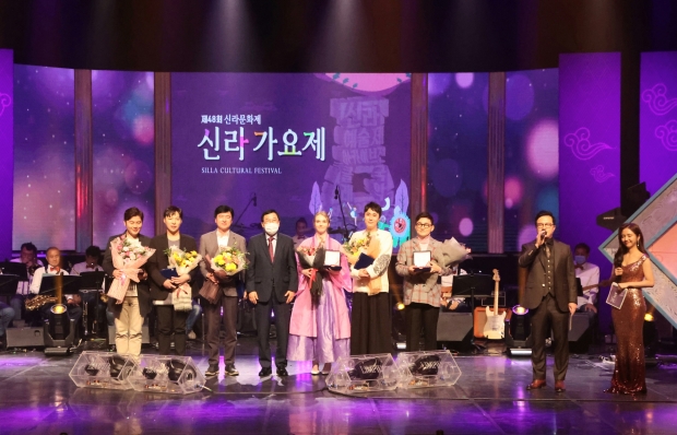 경주시가 지난17일 경주예술의전당에서 경주 홍보가요 제작에 참여한 가수와 작곡가 등을 천년고도 경주를 알리는 홍보대사로 위촉하고 기념촬영을 하고 있다