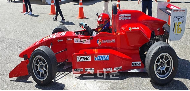 지난 9월 ‘2021 CJ대한통운 슈퍼레이스 챔피언십 ROUND3 FORMULA 클래스’에서 충남테크노파크 마크를 달고 참가한 지젤킴(팀에프엠씨)이 우승을 거머쥐며 FMC를 대외에 알리는 계기가 됐다.