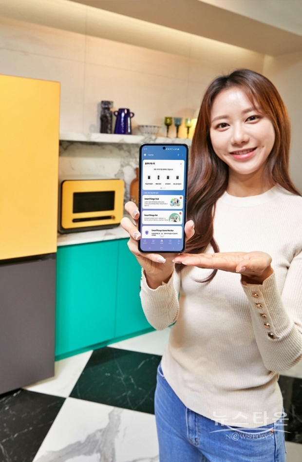 ▲ 삼성전자 모델이 삼성 디지털프라자 강남본점에서 가전 제품의 고장 여부를 인공지능(AI)으로 진단하고, 사용자가 스스로 조치·관리할 수 있도록 도와주는 2021년형 ‘홈케어 매니저’ 앱 서비스를 소개하고 있다.(사진 : 삼성전자)