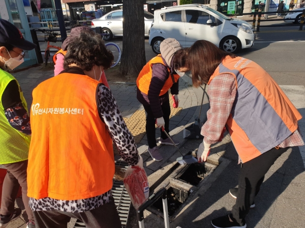 하수구 청소하는 모습