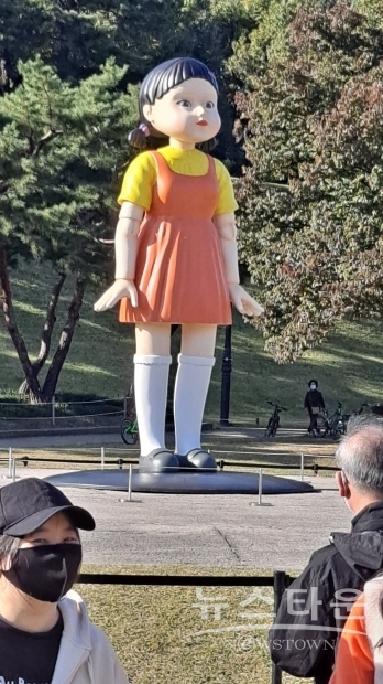Character, SQUID GAME, Olympic Park, Songpa, Seoul, Korea. Oct.27, 2021.
