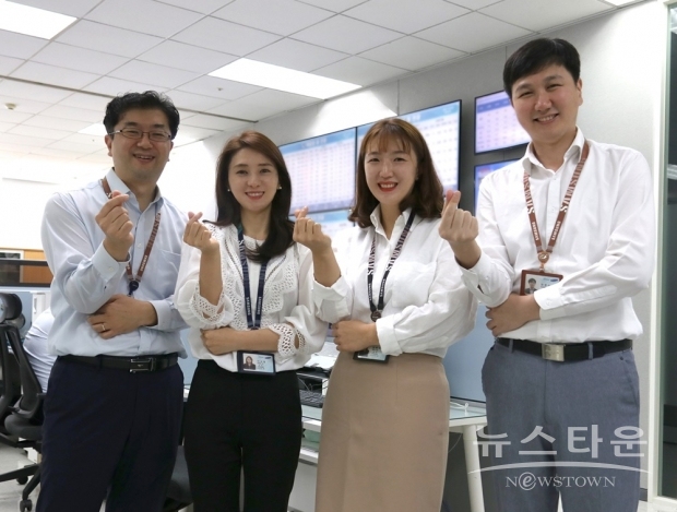 ▲ 삼성전자서비스 상담사가 KS-CQI 기념 촬영을 하고 있는 모습(사진 : 삼성전자서비스)