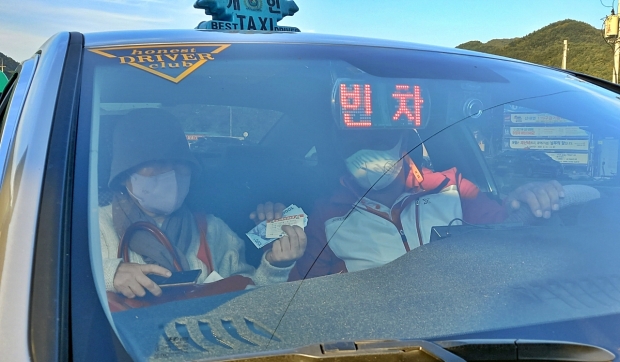 경주 읍면지역에 거주하는 한 어르신이 행복택시를 이용하고 있는 모습.