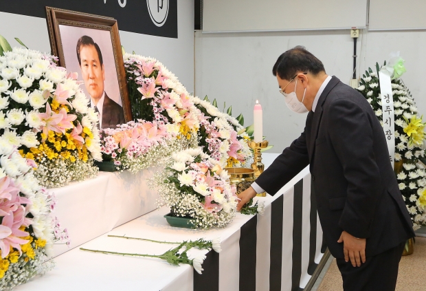 28일 오전 경주시청 본관 종합상황실에 마련된 故 노태우 전 대통령 분향소를 찾은 주낙영 경주시장이 애도를 표하고 있다.