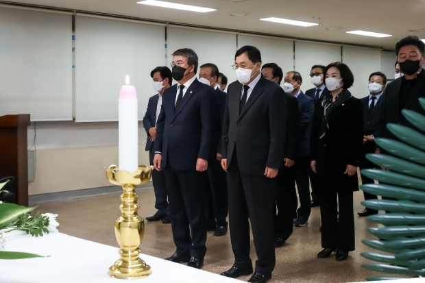 28일 오전 경주시청 본관 종합상황실에 마련된 故 노태우 전 대통령 분향소를 찾은 주낙영 경주시장과 서호대 시의장을 비롯한 시의원과 간부공무원들이 애도를 표하고 있다.