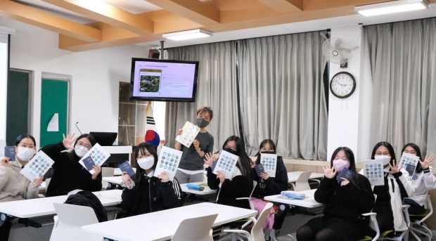 아시아·태평양지역 세계유산도시 청소년들의 국제역량 강화를 위한 교육에 참여한 학생들이 포즈를 취하고 있다.