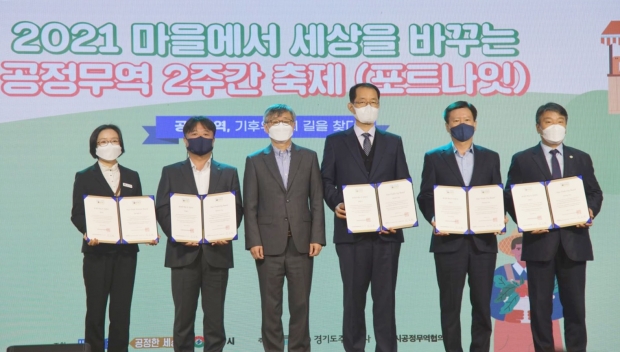 기념촬영하는 모습