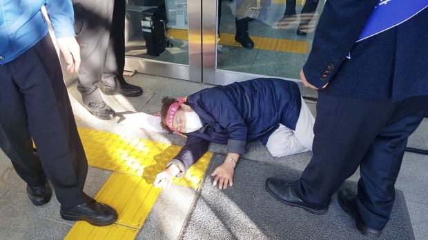 드러누워 울부짓으며 성토하던 한 조합원이 119로 이송되면서 시장면담요청 항의는  일단락됐다.