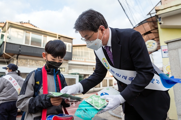 김돈곤 청양군수가 학생들에게 좌우 살피며 길 건너기 등 안전 보행 요령을 안내하고
