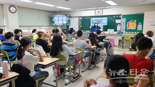 ▲ 충청북도 청주시 산성초등학교 6학년을 대상으로 ‘푸른코끼리’ 강사가 사이버폭력 예방 교육을 실시하고 있다.