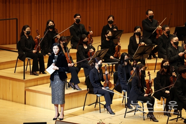 3일 서울 송파구 롯데콘서트홀에서 열린 창업주 탄신 100주년 기념음악회에서 조은화 작곡가가 신격호 창업주를 모티브로 한 추모 / 사진 : 롯데