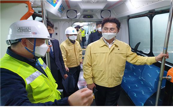 조택상 균형발전정무부시장이 월미바다열차에 탑승해 운행상태를 점검하고 있다.