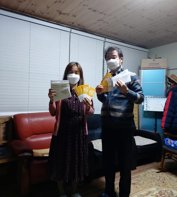 ▲ 오른쪽 첫번째 대구천사후원회 서영우 수석부회장과 이기순 이사가 함께하는 마음재단 지역 소외계층 복지기금 마련 찻집티켓 구매하고 있는 모습이다. 사진재공=대구천사후원회.