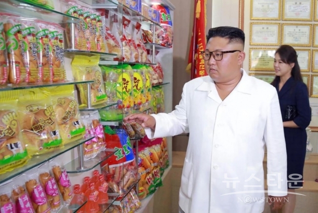 그는 “장기적으로 볼 때, 경기침체가 김정은에게 상당한 잠재적 책임을 지게 된다고 생각한다”면서 “북한 국민들은 이전에도 어려운 시기를 헤쳐 왔지만, 국가가 처음으로 몇 년을 지내면서 인민들의 생활환경이 나아지기를 기대할 수 있다는 신호를 보내고 있기는 하지만, 그들이 악화되는 것을 보는 것은 또 다른 상황”이라고 말했다. (사진 : 유튜브 캡처)