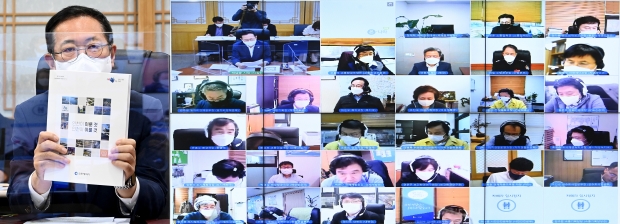 박남춘 인천광역시장이 8일 시청 접견실에서 온라인으로 열린 '11월 실국장회의'에서 실·국장들과 주요 시정현안을 논의하고 있다.