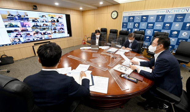 박남춘 인천광역시장이 8일 시청 접견실에서 온라인으로 열린 '11월 실국장회의'에서 실·국장들과 주요 시정현안을 논의하고 있다.