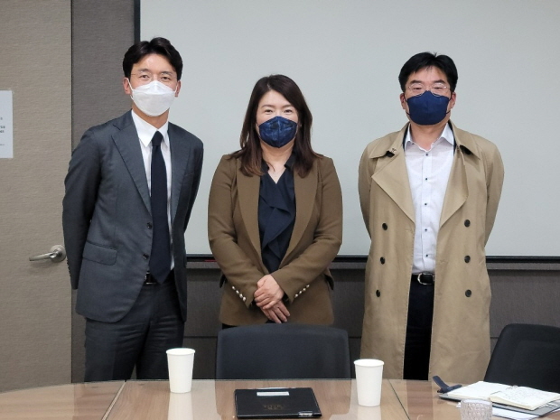 사진 왼쪽부터 이재철 세종메디칼 대표, 박은희 한국파마 대표, 이성호 제넨셀 대표