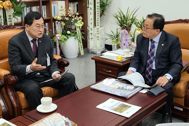 주낙영(사진 왼쪽) 경주시장이 8일 오전 국회 문광위 이채익 위원장을 만난 자리에서 경주시가 사활을 걸고 추진 중인 주요 현안 사업에 대해 설명하고 있다