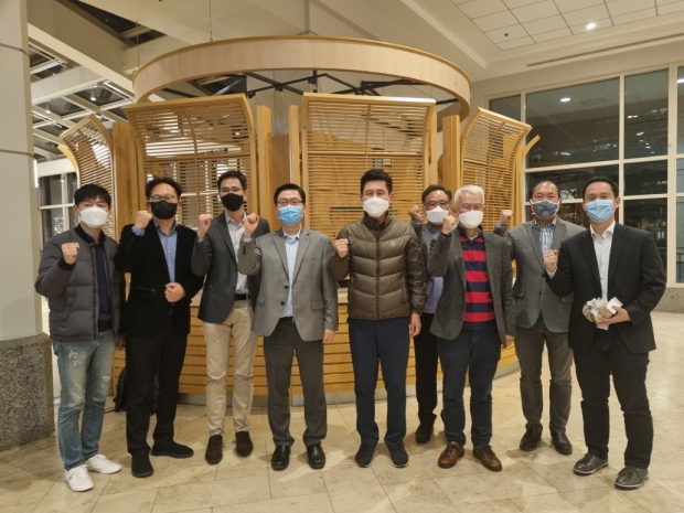 왼쪽부터 △김정표 미래전략산업과장, △박상태 COREE 미국법인 대표, △허준열 하버드 의대 교수, △PETER 강 하버드 의대 교수, △이강덕 포항시장, △김승빈 VALO사 부사장, △고종성 제네스코 대표, △백익현 재미한인제약인협회 보스턴 지회장, △박종철 메사추세츠 종합병원 박사