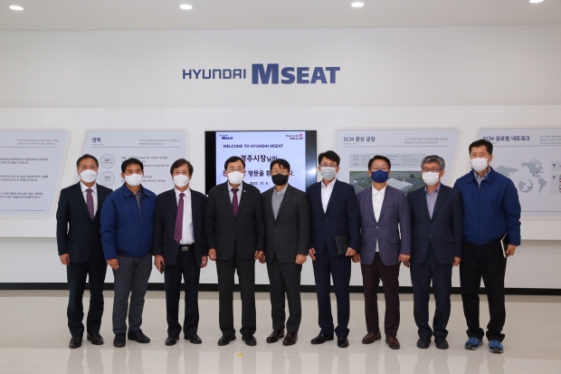 경주시가 9일 현대엠시트㈜ 경주 신설공장을 방문해 간담회를 열고 기념촬영을 하고 있다