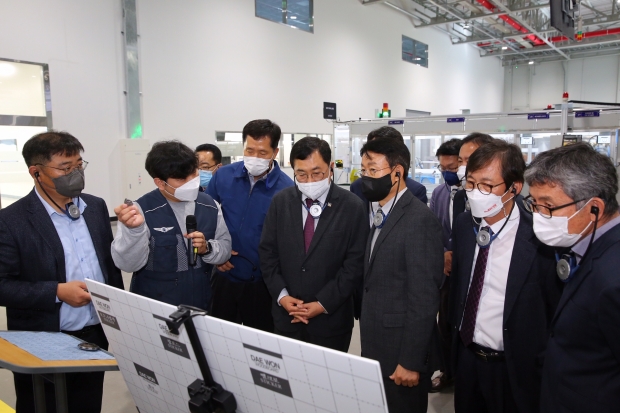 주낙영 경주시장이 9일 현대엠시트㈜ 경주 신설공장을 방문해 현장을 둘러보고 있다