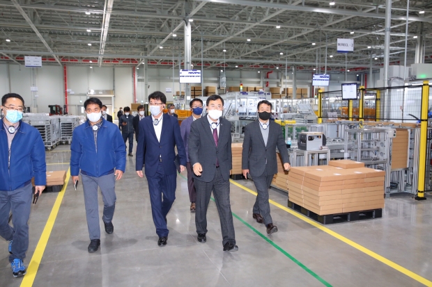 주낙영 경주시장이 9일 현대엠시트㈜ 경주 신설공장을 방문해 현장을 둘러보고 있다.