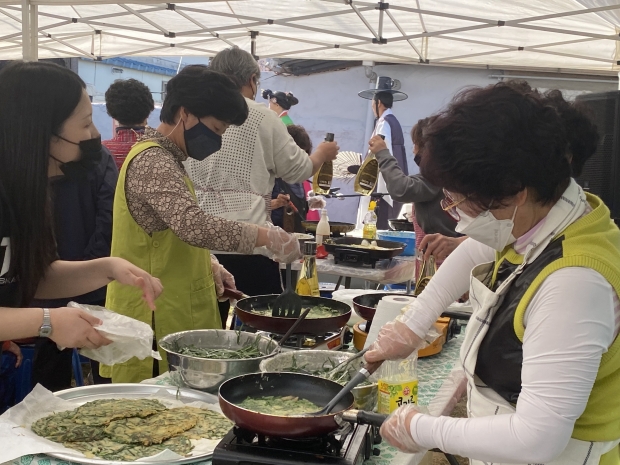 지난 6일 황오동사랑채에서 행복황촌 찌짐잔치가 열리고 있다.)