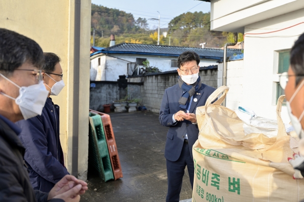 공공비축미곡 수매현장인 호계창고를 방문한 김정섭 시장(사진 오른쪽)