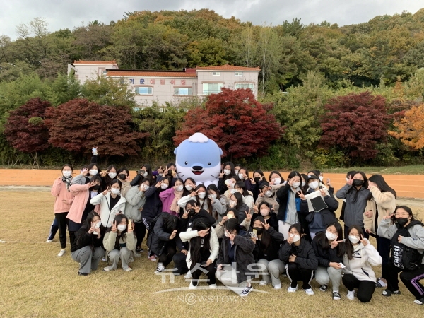 진주여고를 방문한 하모와 고3 학생들