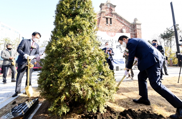 박남춘 인천광역시장이 16일 인천세관역사공원·역사관 시민개방 기념식에서 기념식수를 하고 있다.