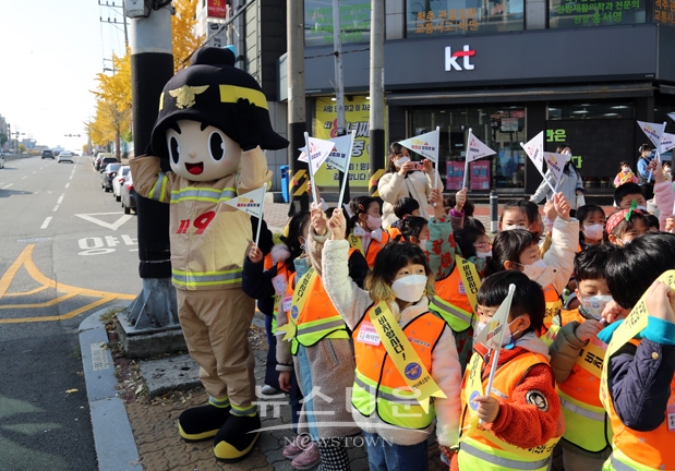 지난 11월 16일 천안서북소방서와 대한유치원 원생 70여명이 참여한 가운데 인형탈과 수기용 깃발, 어깨띠를 활용하여 ‘불나면 대피먼저’, ‘119를 비치합시다’ 슬로건을 내세워 거리 캠페인을 진행했다.