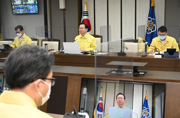 김부겸 국무총리가 17일 정부세종청사에서 열린 코로나19 중대본 회의에서 발언하고 있다.국무조정실 사진