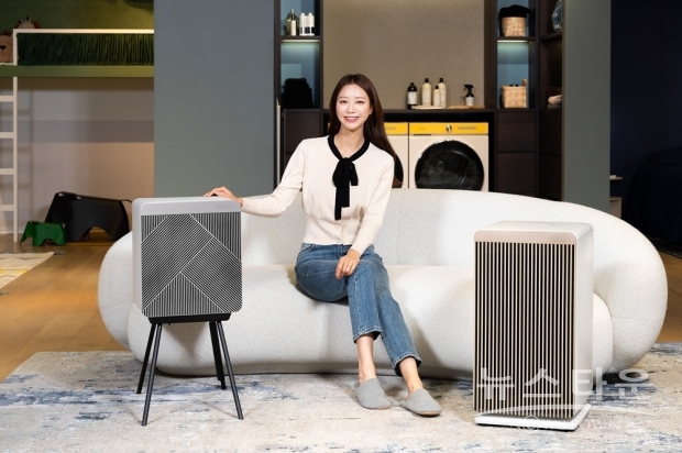 ▲ 삼성전자 모델이 서울 논현동에 위치한 디지털프라자 강남본점에서 2022년형 비스포크 큐브 에어를 소개하고 있다./사진 : 삼성전자