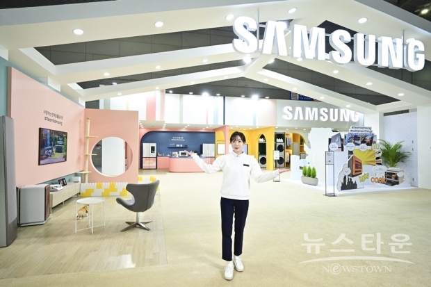 ▲ 삼성전자 모델이 광주광역시 김대중컨벤션센터에서 열리는 ‘2021 국제 IoT·가전·로봇박람회’에 마련된 삼성전자 스마트홈 부스를 소개하고 있다.