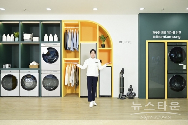 ▲ 삼성전자 모델이 광주광역시 김대중컨벤션센터에서 열리는 ‘2021 국제 IoT·가전·로봇박람회’에 마련된 삼성전자 스마트홈 부스를 소개하고 있다.