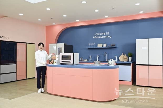 ▲ 삼성전자 모델이 광주광역시 김대중컨벤션센터에서 열리는 ‘2021 국제 IoT·가전·로봇박람회’에 마련된 삼성전자 스마트홈 부스를 소개하고 있다.