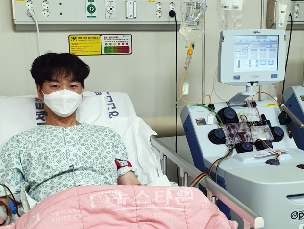 순천향대천안병원 응급의학과 허한 전공의가 최근 40대 백혈병 환자에게 조혈모세포를 기증했다. 이식기관에 입원한 허 전공의가 조혈모세포 기증을 위해 성분채혈을 진행하고 있는 모습