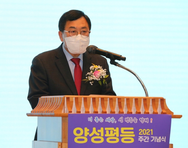 주낙영 경주시장이 17일 화랑마을에서 열린 ‘2021 양성평등주간 기념식 및 한마음 대회’에서 인사말을 전하고 있다.