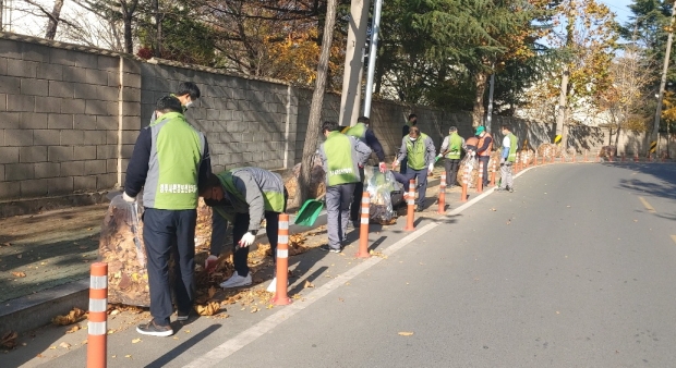 경주시와 경주시환경보전협의회, 환경미화원 등 70여명이 17일 용강공단에서 도로변 낙엽쓰레기 대청소를 실시하고 있다
